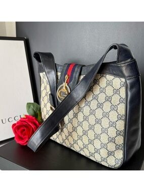 🔥🔥SALE🔥🔥Authentic Gucci Canvas Sherry Line Shoulder Bag.
